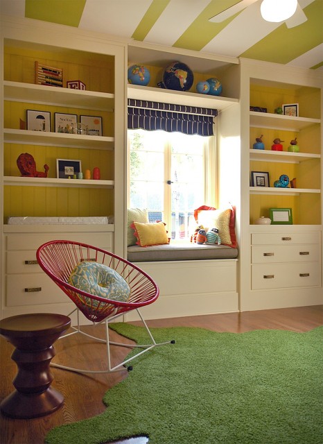 Дизайн детской комнаты с белыми стеллажами