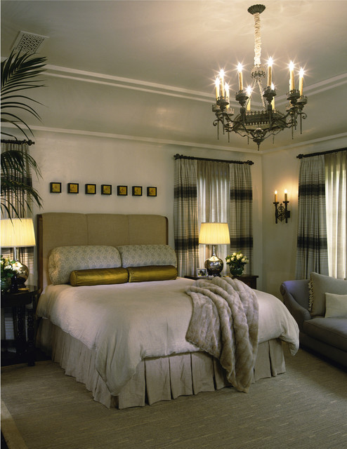 Дизайн спальни с золотыми валиками