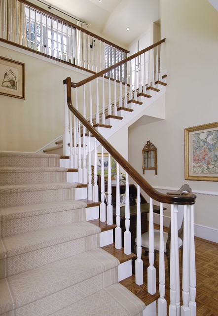 Фотография лестницы с оригинально оформленными перилами