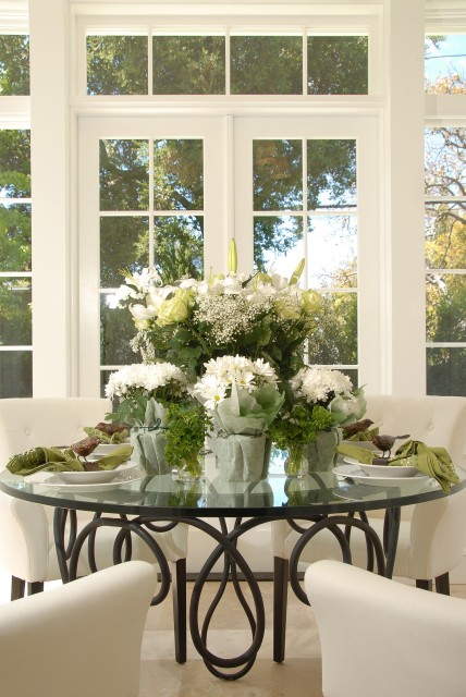 Роскошный интерьер столовой в белом цвете