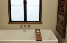 Дизайн ванной комнаты с декором 