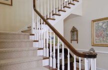 Фотография лестницы с оригинально оформленными перилами