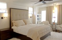 Фотография спальни с белым пушистым ковром