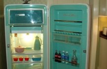 Старинный зеленый холодильник