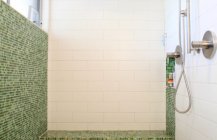 Ванная комната с использованием белого и нескольких оттенков зеленого