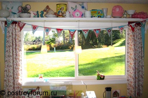 Детская комната с полочкой над окном