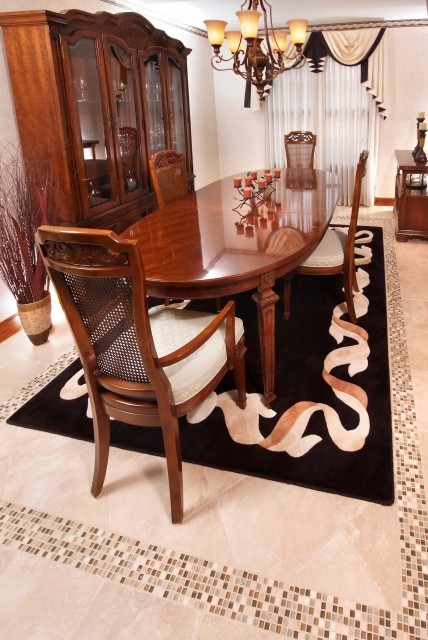 Дизайн столовой с мозаичным ковром