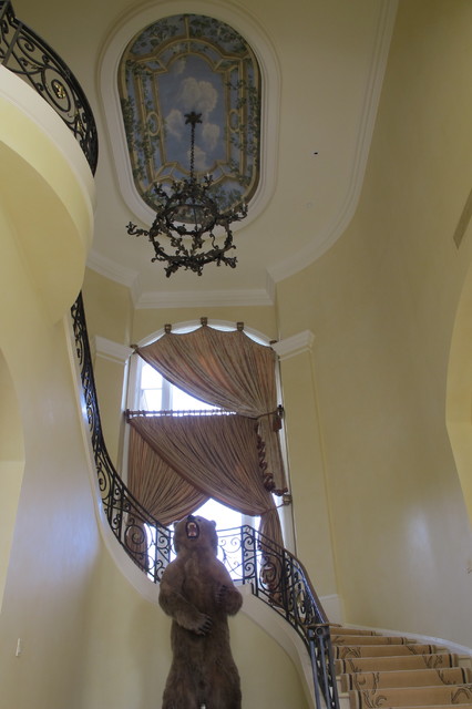 Фотографий плавно ведущей вверх дворцовой лестницы