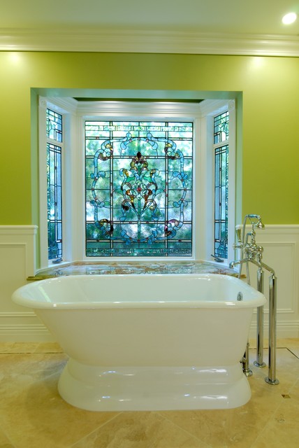 Фотография ванны с витражным окном