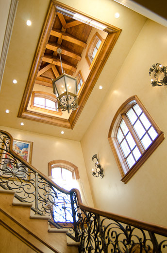 Современный дизайн в большом доме с лестницей