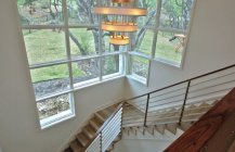 Дизайн лестницы в многоэтажном доме.