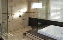Интересный дизайн ванной комнаты бежевого цвета