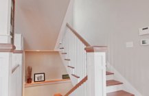 Классический дизайн лестницы внутри дома
