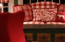 Красный, расписной диван