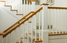 Современный дизайн интерьера лестницы в стиле минимализм