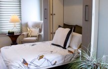 Современный дизайн спальни в светло-серых тонах