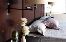 Современный дизайн спальной в строгом стиле
